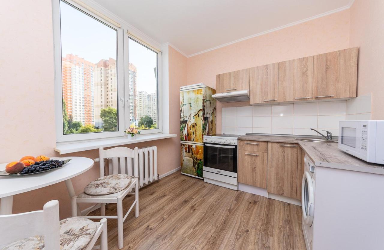 Уютные Апартаменты На Позняках Kyiv Exterior foto